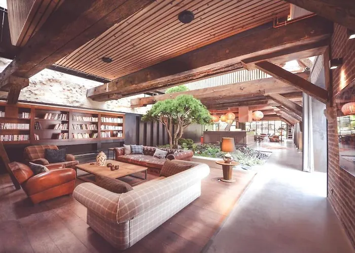 Splendide Chai 700 M2 Bordeaux